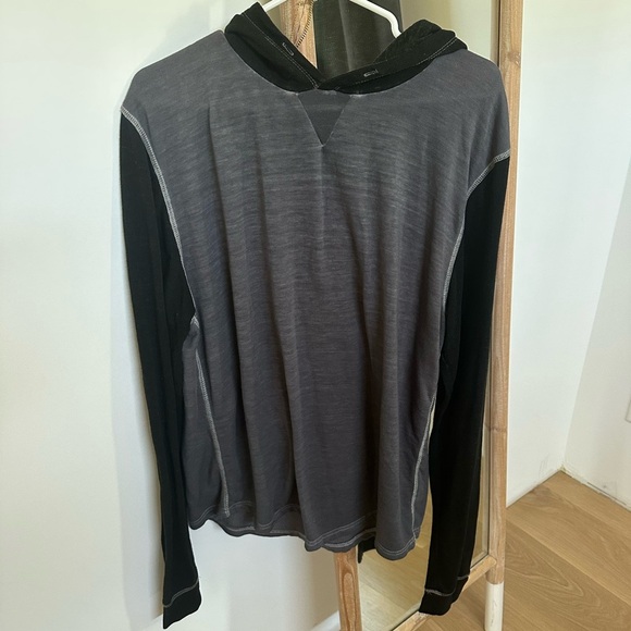 Threads 4 thought Men's Gray and Black Hoodie Shirt - Picture 1 of 2